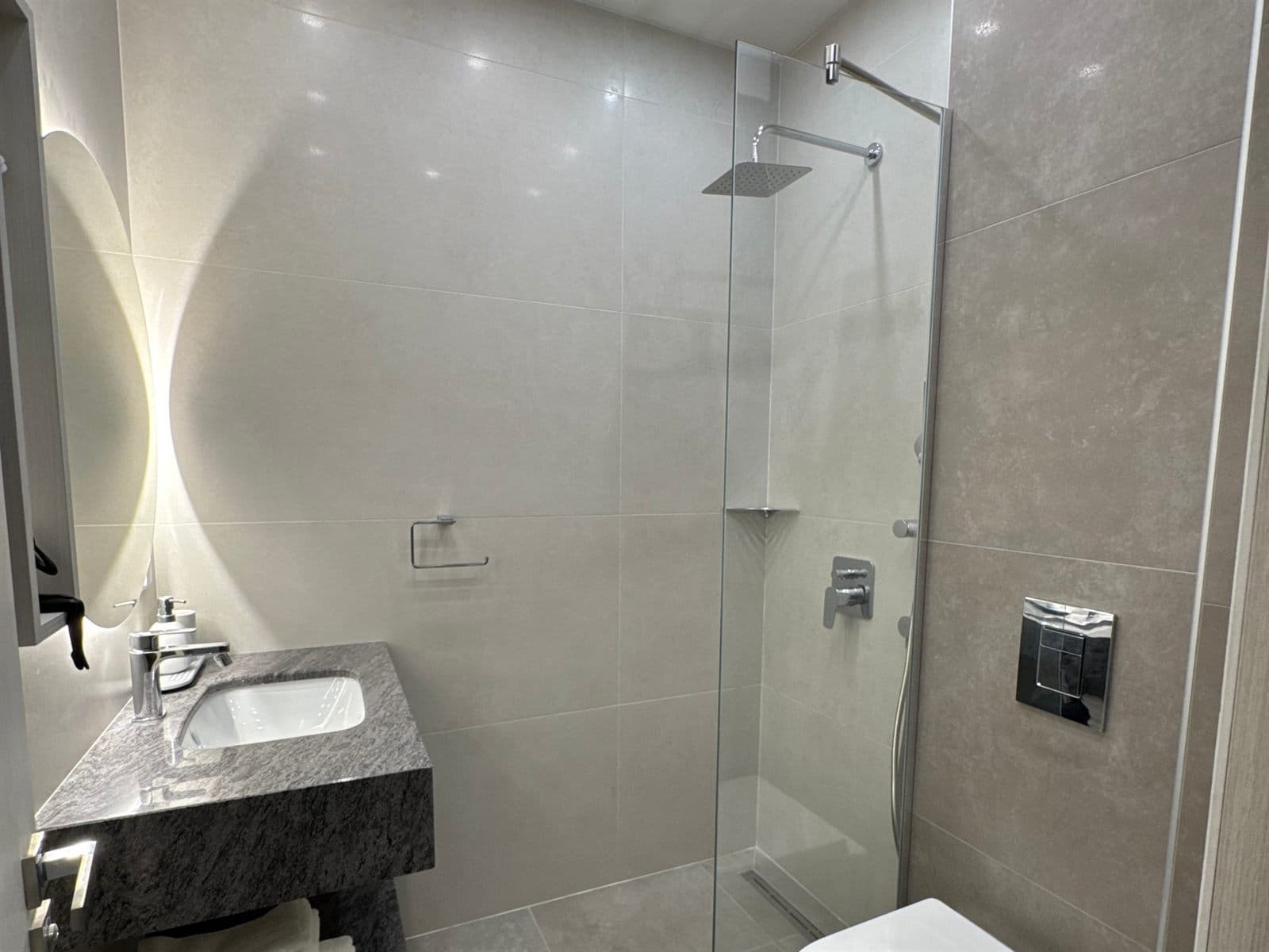 Баня с душ кабина и гранитен плот