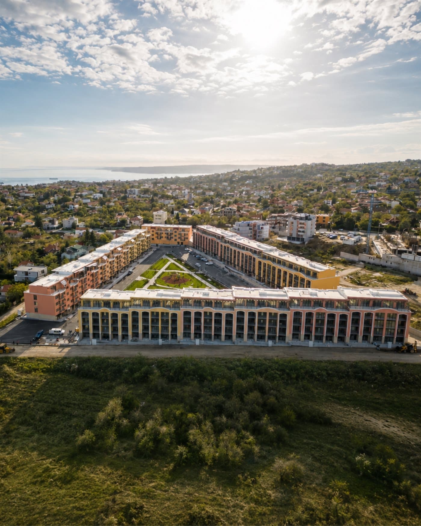 Въздушна снимка на комплекс Bella Vita Residence във Варна с изглед към морето